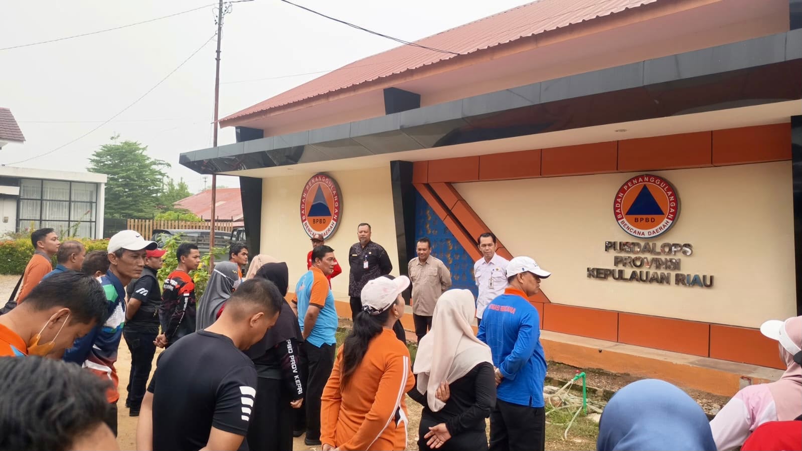 TINGKATKAN KEBERSAMAAN DAN KEDISIPLINAN, KALAKSA BPBD KEPRI PIMPIN GOTONG ROYONG BERSAMA PEGAWAI